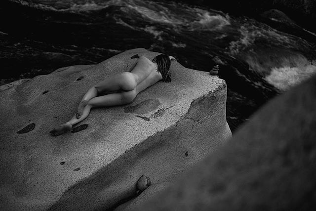 💧Wet Dream💧
Model: @corseteddoll
&bull;
&bull;
&bull;
&bull;
#NudeArt #Implied #ImpliedArtNude #ImpliedArt #ArtnotPorn #Booty🍑 #BlackandWhite #ArsenicTribe #NorthernCalifornia #River #ImpliedNude #NudePhoto #NudeBlackandWhite #ImpliedMagazine #Art