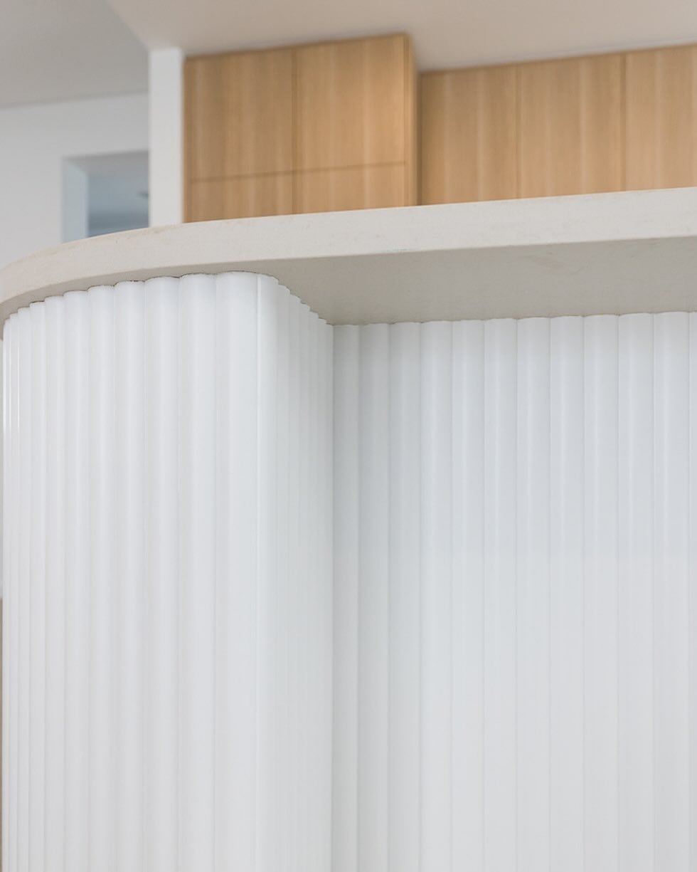 Embracing curves with the use of Porta contours at our Cottesloe project

Interior &amp; joinery design: @tailorhouseinteriors 
Builder: @collinsproperty 
Architect: @peterfryerdesign 
*
*
*
*
*
#interiors #tailorhouseinteriorsperth #interiordesign #