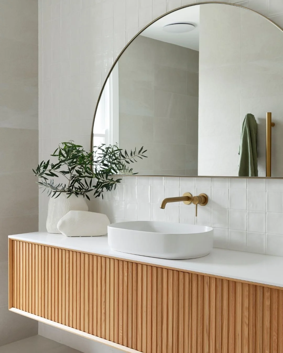 Exploring shape, structure, and flow

Building Designer @darklight_design
Interior Design &amp; Styling @tailorhouseinteriors
Photography @jody_darcy
Builder @tintinara_building