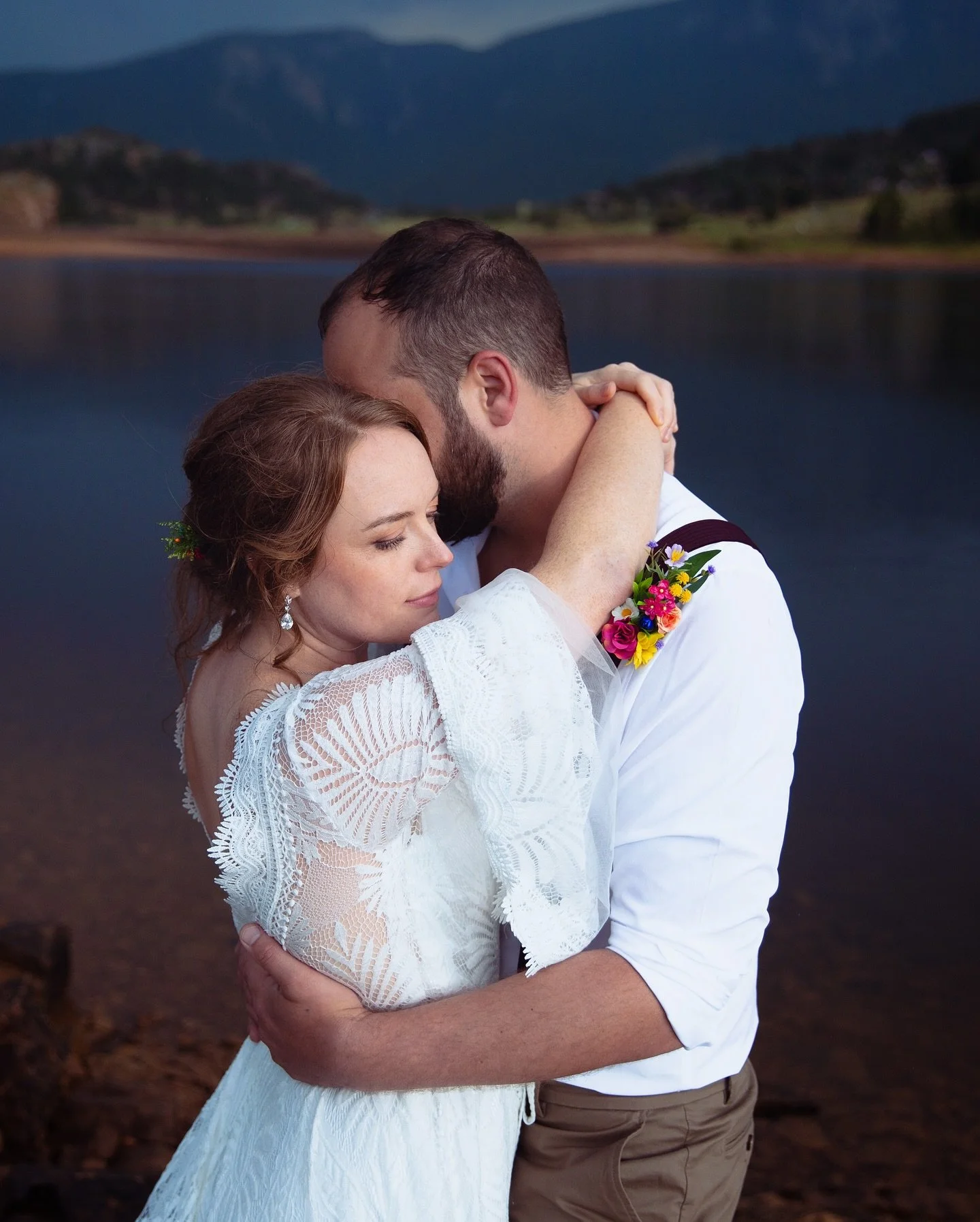 Stephanie &amp; Justin.  Afternoon showers are common in Estes, but hey kissing in the rain is romantic right? ❤️