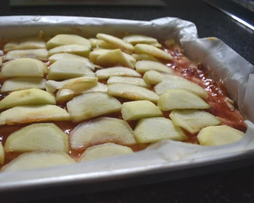 Lay a thin layer of apple slices.jpg