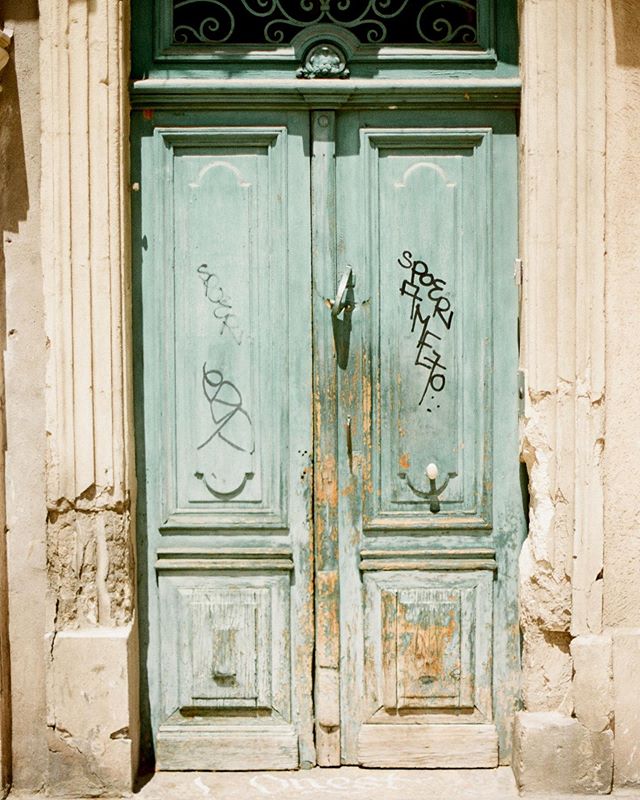 Always fascinated by doors. .
.
.
#doorsofinstagram #doorsofparis #france #paris #frencharchitecture #parisianstyle #canonfd50mm #canonfilm #35mmfilm #35mmfilmphotography #filmtones #filmphotography #35to220 #ishootfilm #fuji400h