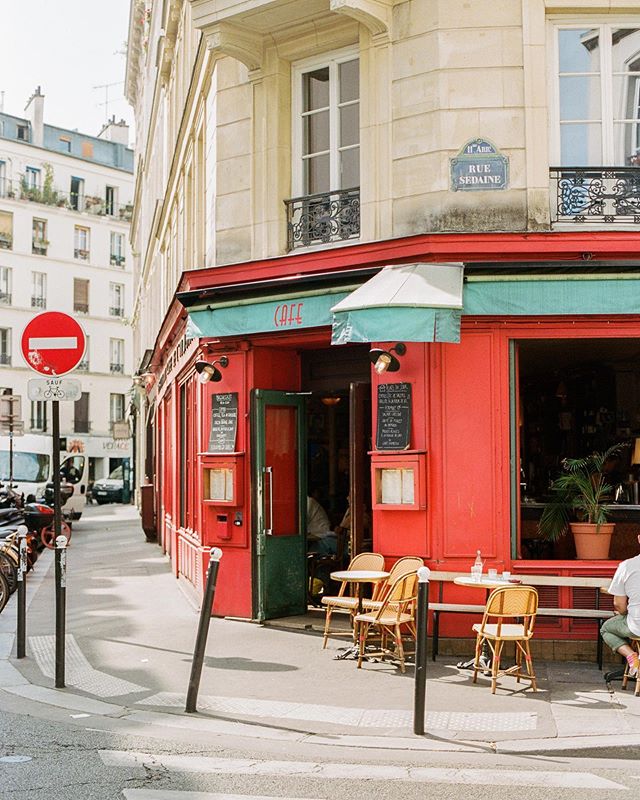 A street corner in Paris. Snacks, drinks, people watching. 
#parisisbeautiful .
.
.
🎞📷
Another shot on my &ldquo;obsolete&rdquo; entry-level camera you could buy for maybe $15 (body). #filmisnotdead #canonrebel #35mmfilm