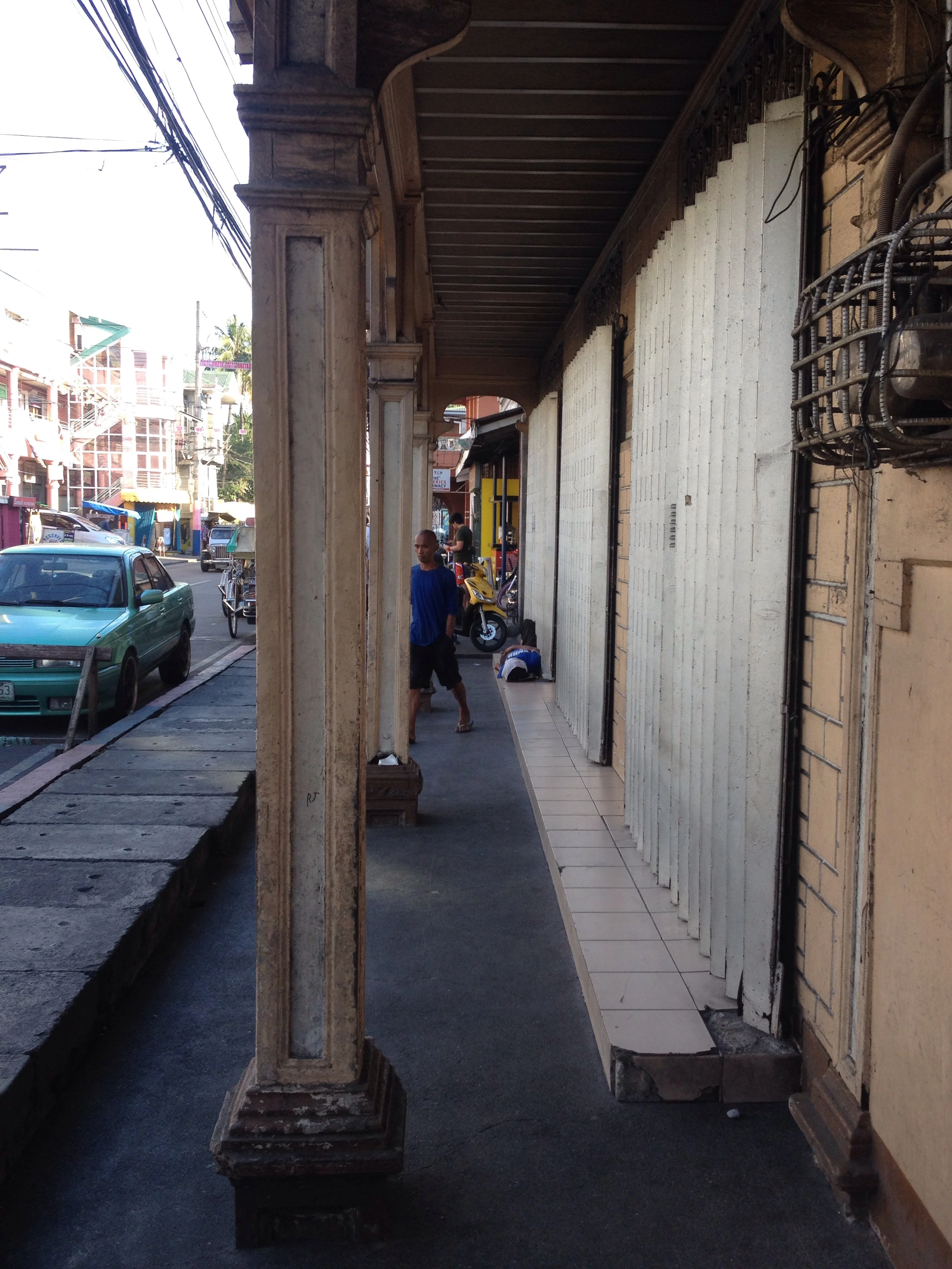 Although this is actually a narrow arcade it still Illustrates an early design technique used in early Philippine-Spanish colonial houses. Imagine a block full of houses like this and it creates a shaded, covered passage ideal for pedestrian use at high noon and during rain. This heritage house is located in General Luna, St in Malabon. 