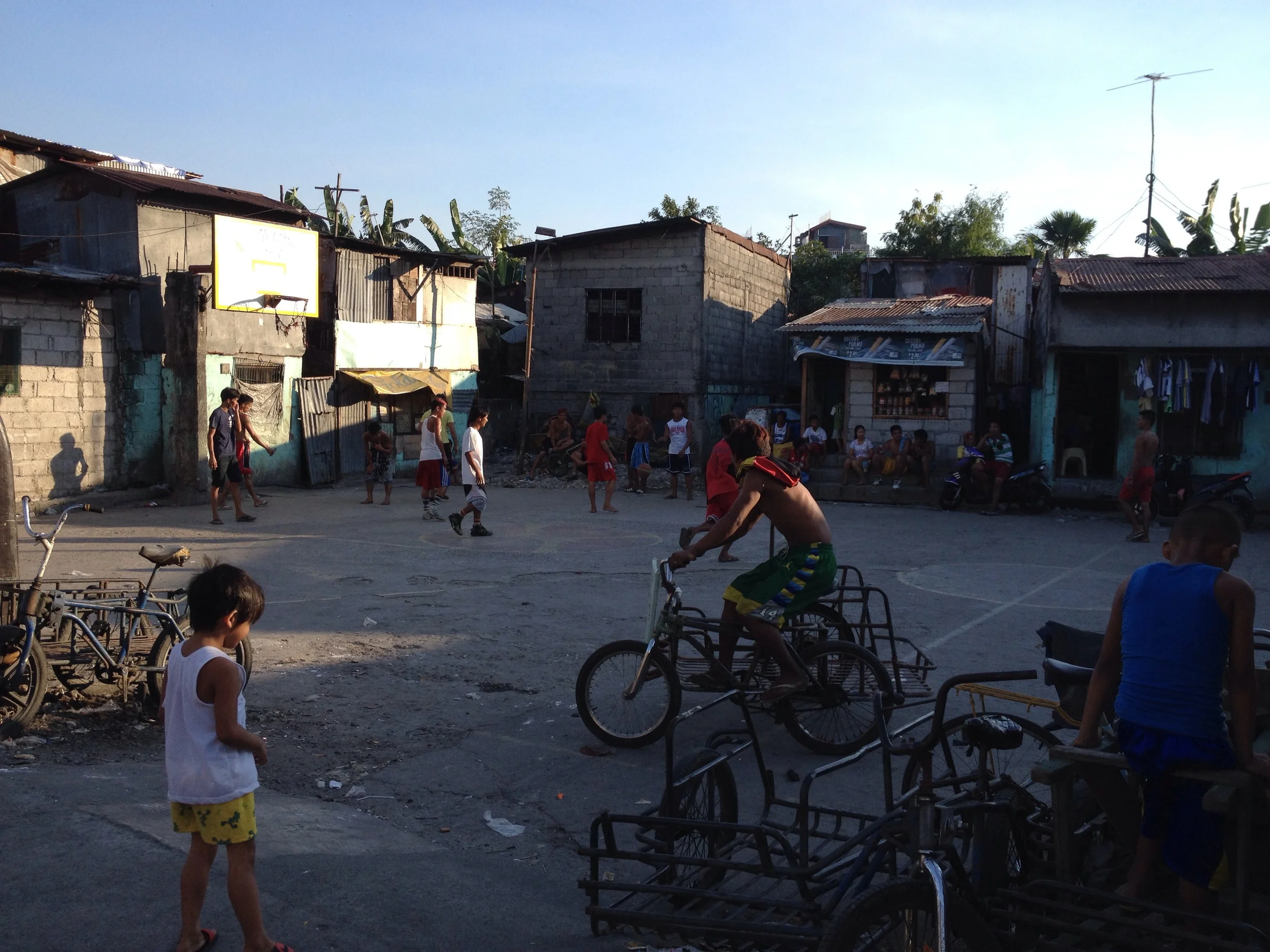 Here the houses are oriented to open onto the public square which accommodates basketball as one of the functions in Valenzuela. 
