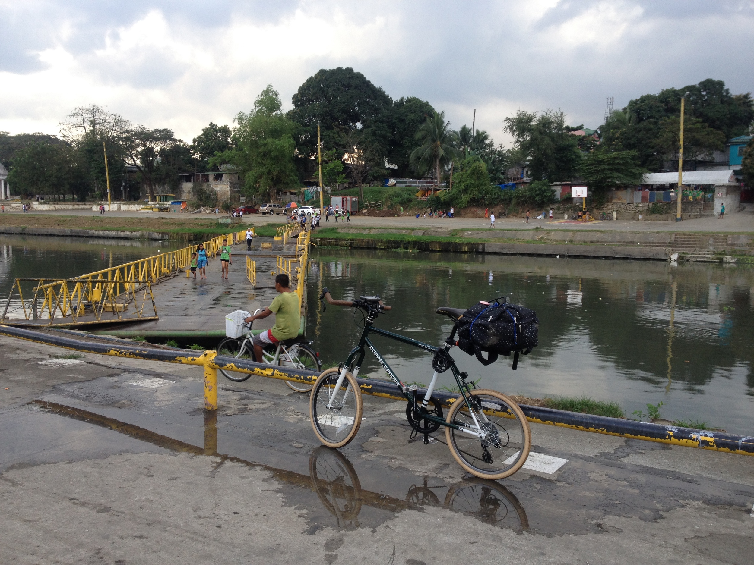 This floating bridge can technically be moved to any location. This is the only one along the river, but it should be replicated at other points along the river since there are few places to cross to the other side. These are a low-cost solution which can be easily implemented around Metro Manila on other rivers; after visiting the disconnected areas of Navotas and Malabon there are clearly numerous potential opportunities to use these elsewhere. 