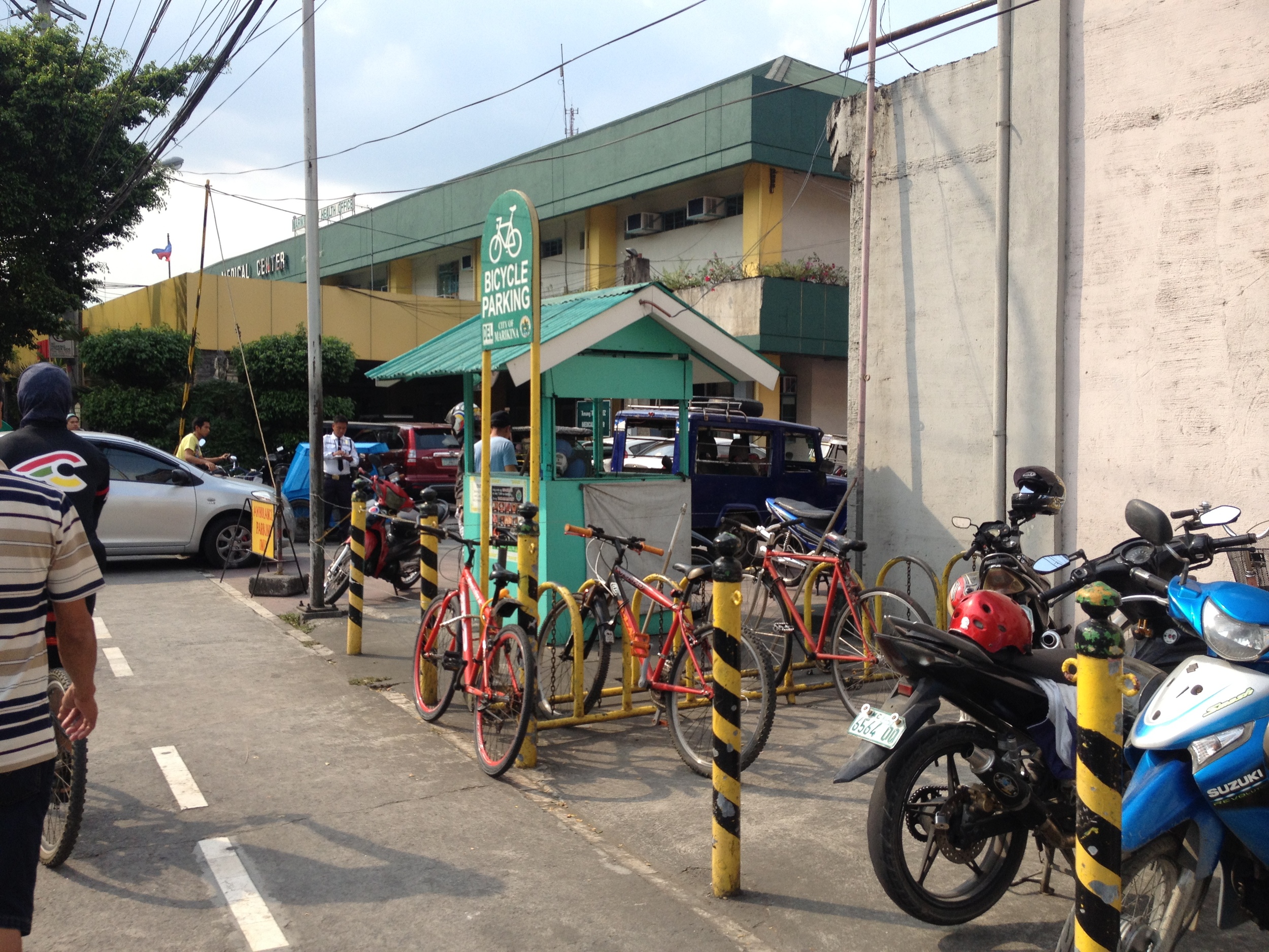 The bicycle parking is near to the security stand. Whether this is intentional or not, it is a smart pairing; people feel more secure locking their bikes to stands if they are near a security post. 