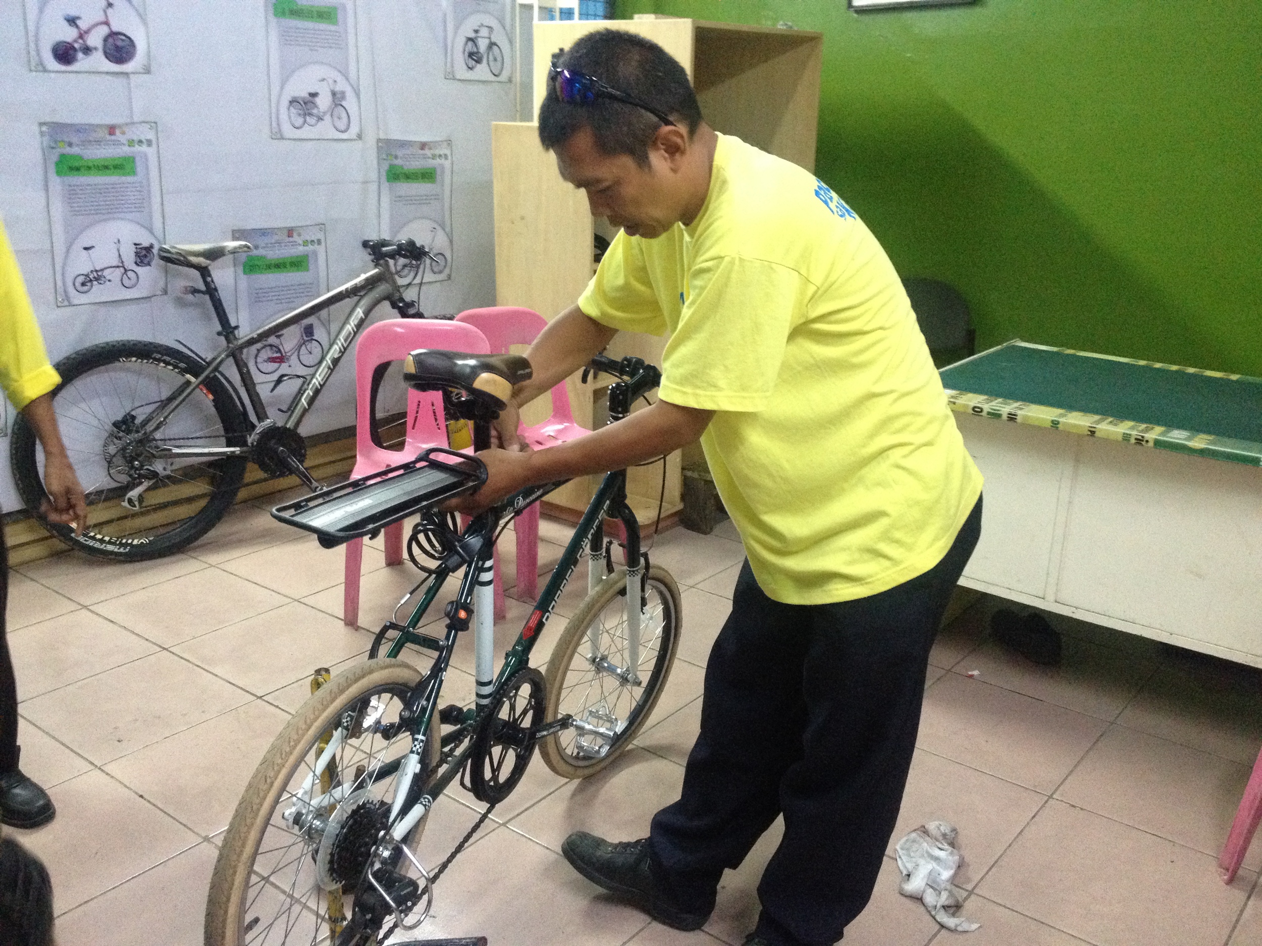 The Bikeways Office offers free tune ups at the Marikina Sports Complex. One of the trained mechanics gives my Parceiro a one over and was able to fix a break which was slightly misaligned. 