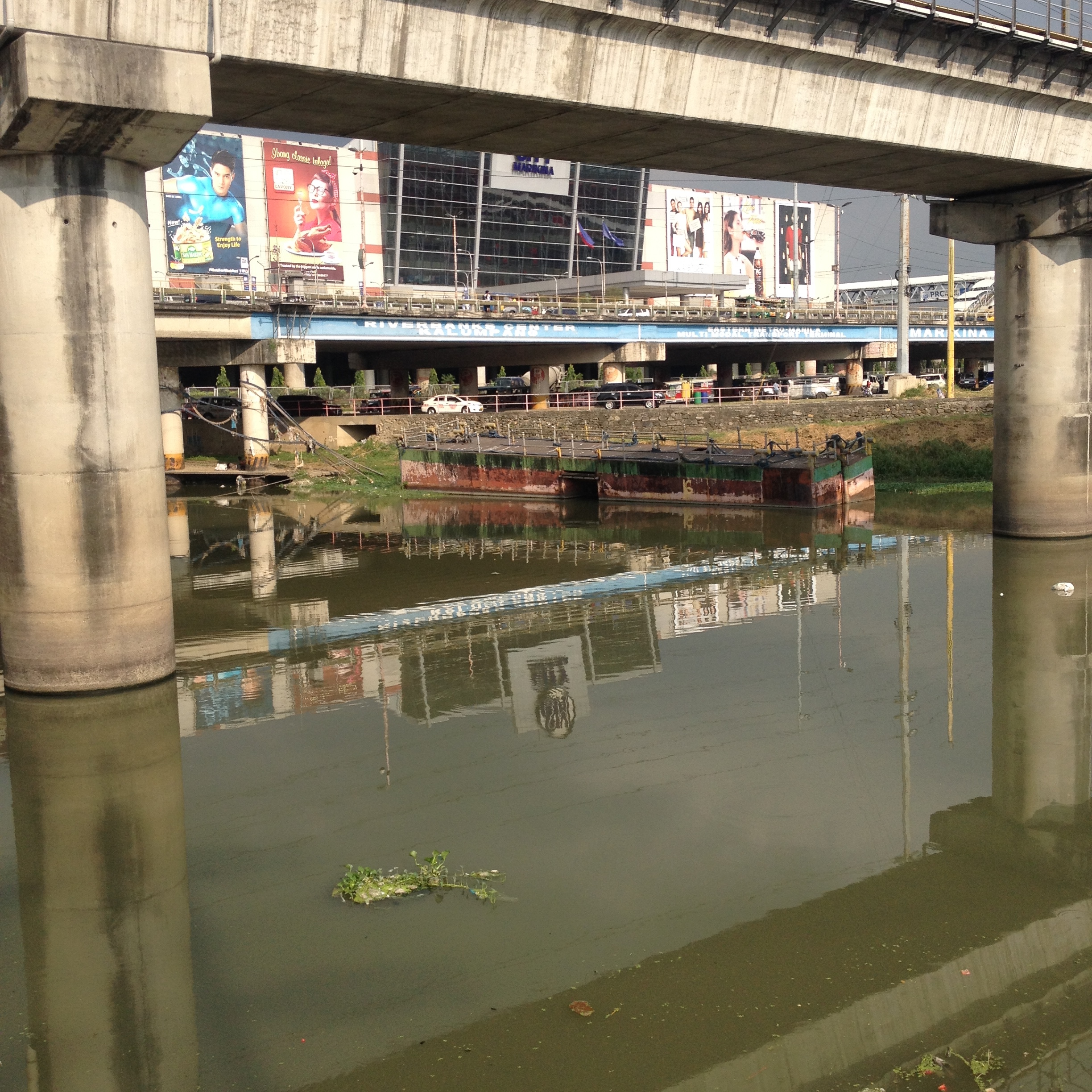 Under the bridge in front of SM is supposed to be an MMDA multi-modal transport hub. The location is a center point for jeepneys, tricycles, and an LRT stop, but the river is too low for a ferry to also stop here unfortunately. The entire river needs to be dredged in a standard fashion among all the LGUs in order for it to be effective; a coordination effort that has yet to transpire. 