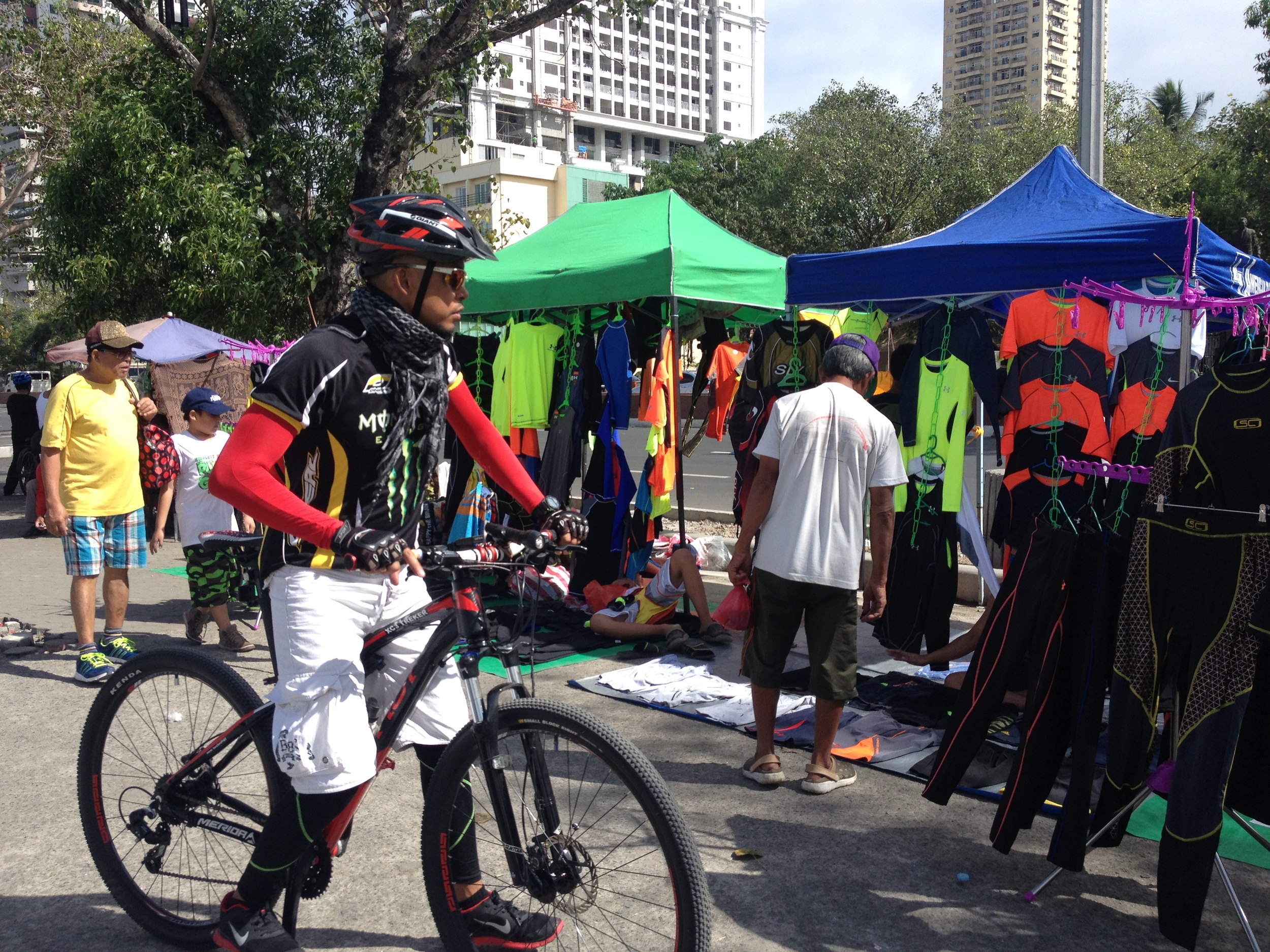 Cycling gear such as athletic shirts, arm covers, and stretch pants can also be purchased here. 