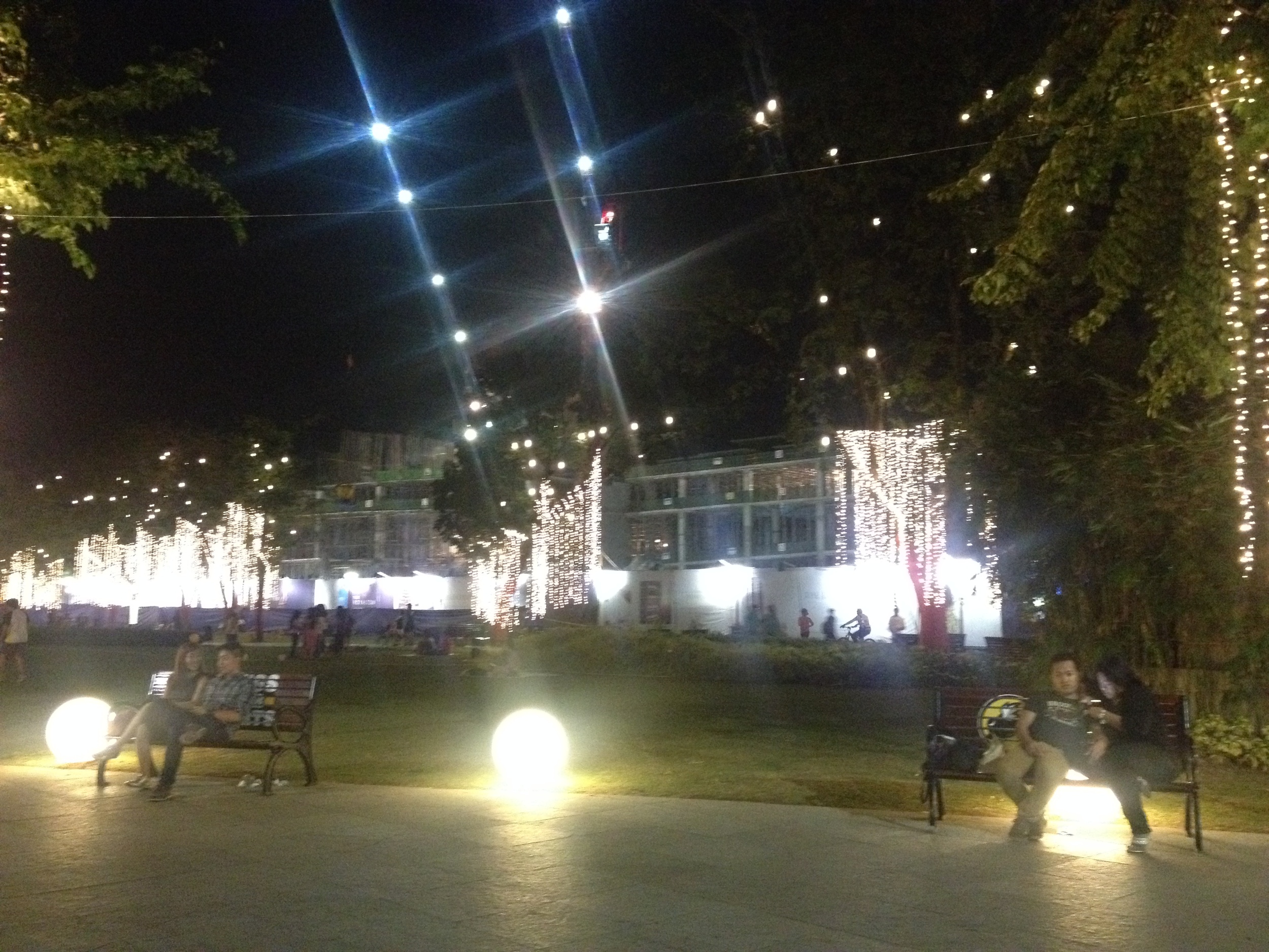 Capital Commons, the newest development in the area is the Ayala Triangle of Pasig City. When I biked by on Friday evening people were hanging out on benches, jogging, and biking around the open green space. 