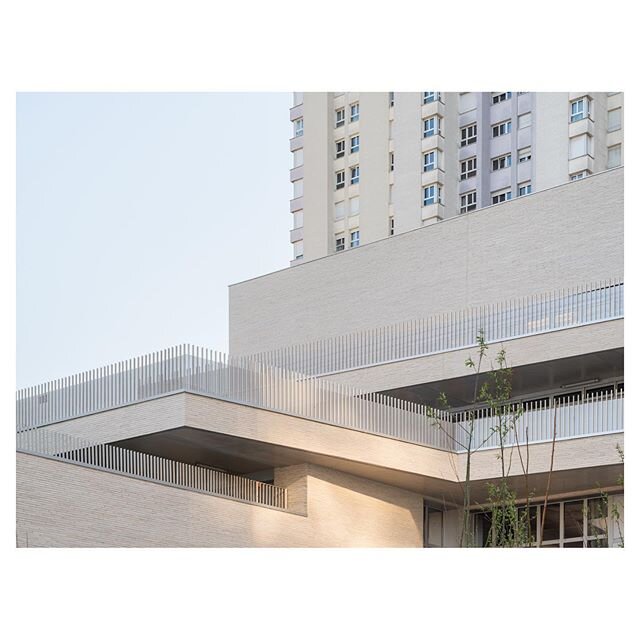 L&rsquo;École Polyvalente à Chapelle International à Paris.
par TOA Architectes Associés
Elementary School at Chapelle International development in Paris.
Designed by TOA Architectes Associés
@toa_architectes_associes