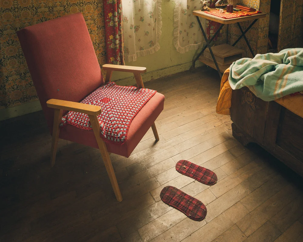 Lieux abandonnés - la maison de Daniel - fauteuil rouge et patins abandonnés