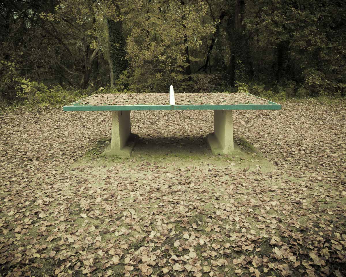 Lieux abandonnés - le bon chemin - table de ping pong sous les feuilles mortes