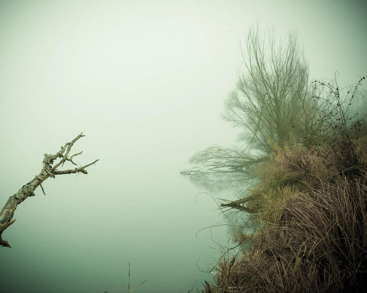 Lieux abandonnés - le bon chemin - lac dans la brume