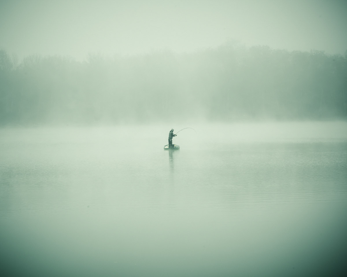 Lieux abandonnés - le bon chemin - pêcheur solitaire au milieu du lac