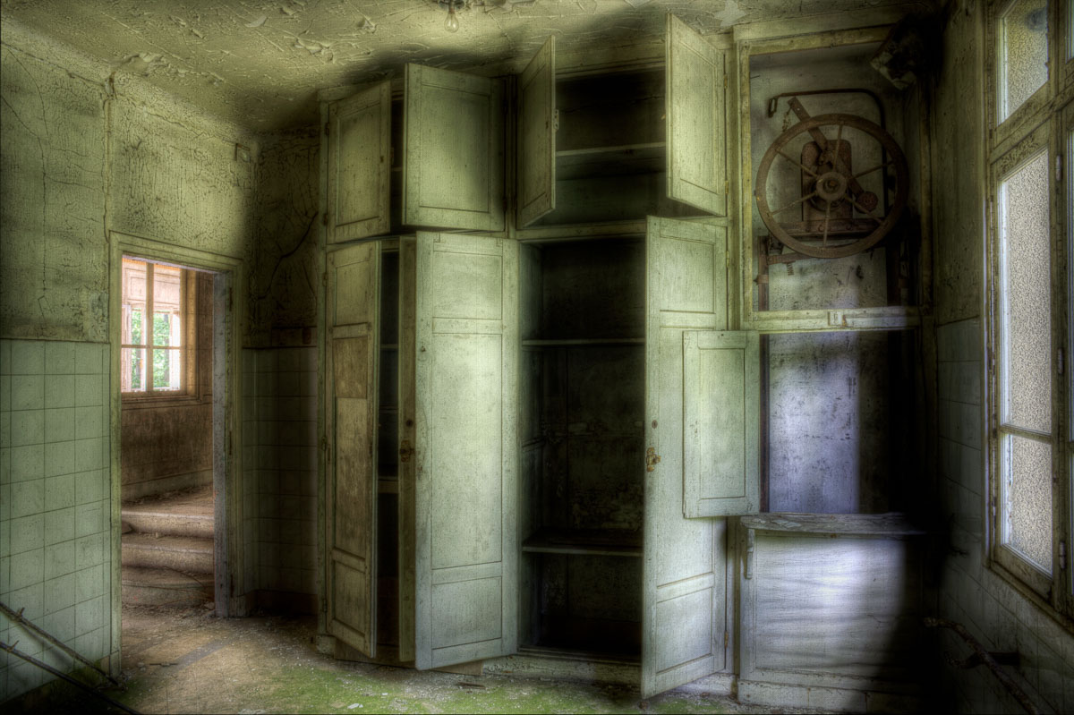 Lieux abandonnés - le préventorium Laelec - placards de cuisine