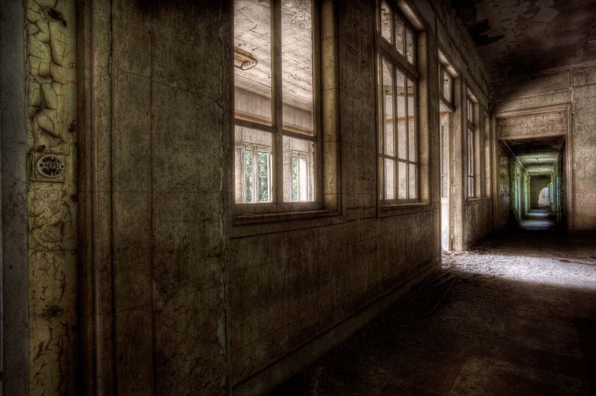 Lieux abandonnés - le préventorium Laelec - couloir du premier étage