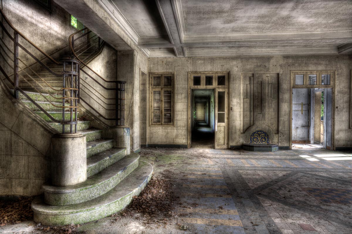 Lieux abandonnés - le préventorium Laelec - escalier du hall d'entrée