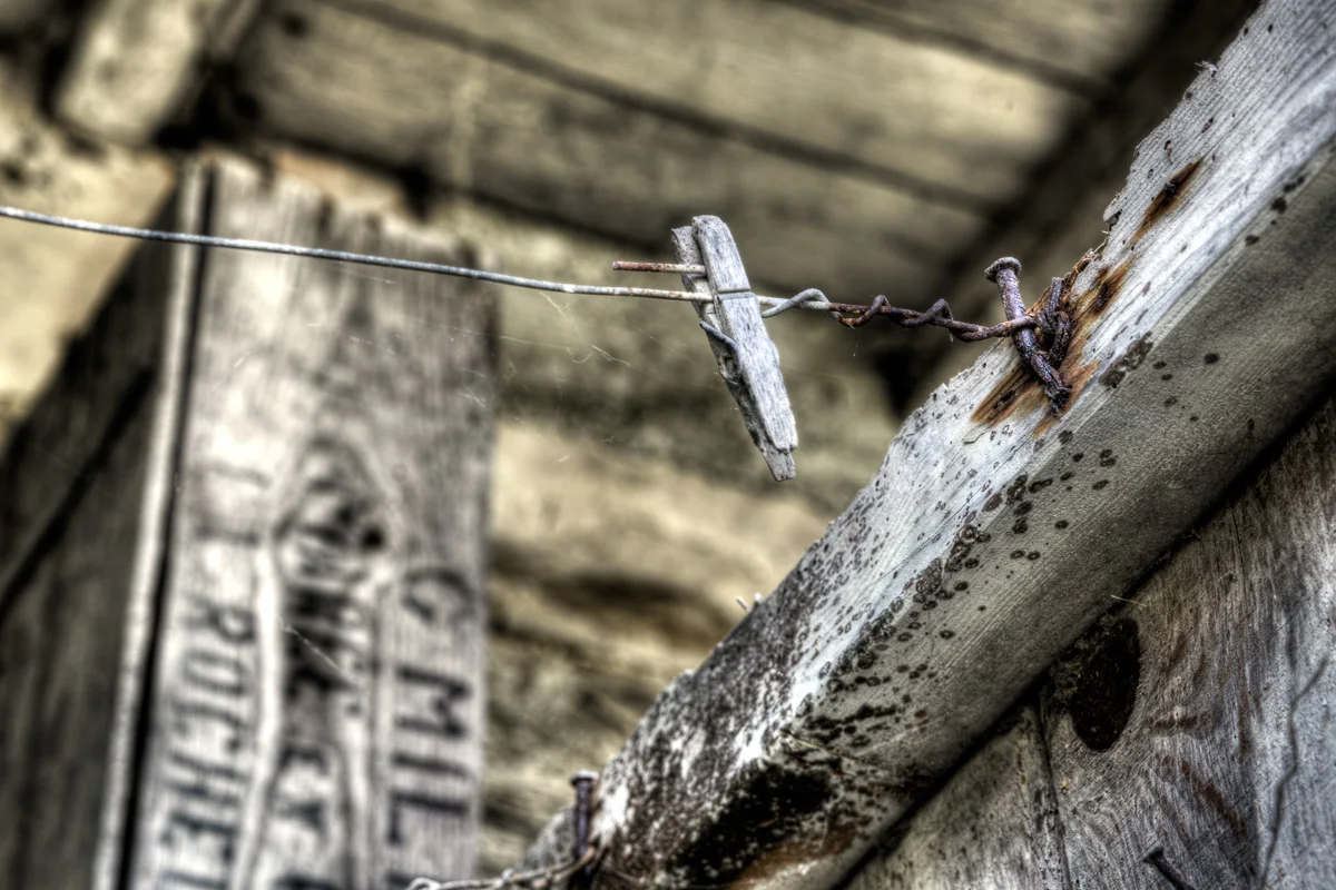 Lieux abandonnés - Cabane de pêcheur - pince à linge et boîte en bois La Rochelle