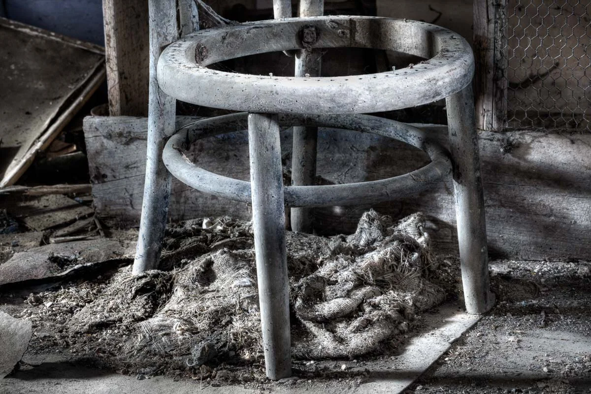 Lieux abandonnés - Cabane de pêcheur - la chaise défoncée