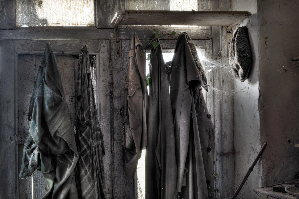 Lieux abandonnés - Cabane de pêcheur - les vêtements