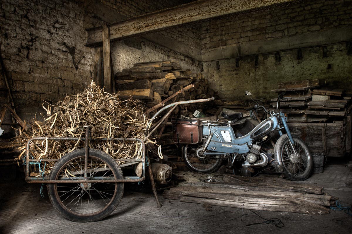 Lieux abandonnés - Ferme oubliée - La mobylette bleue Motobécane et sa remorque de haricots