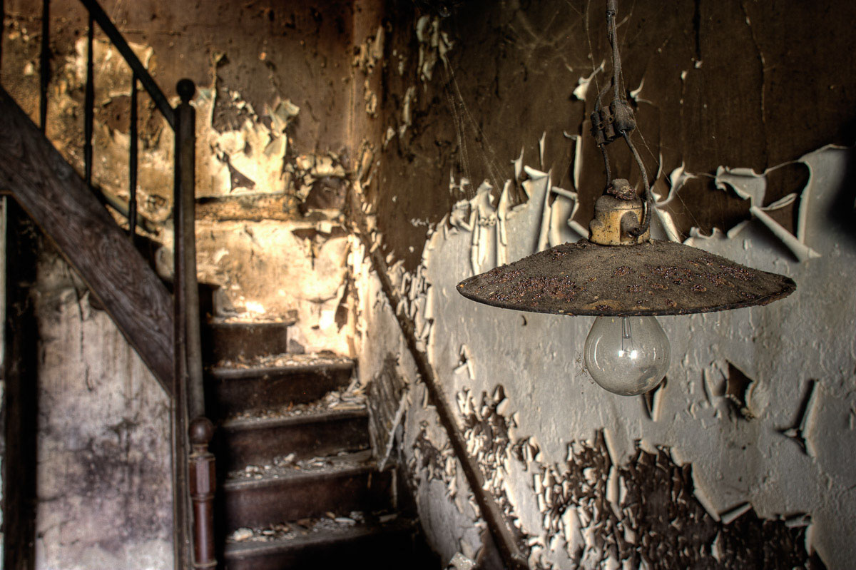 Lieux abandonnés - Ferme oubliée - la lampe de l'escalier