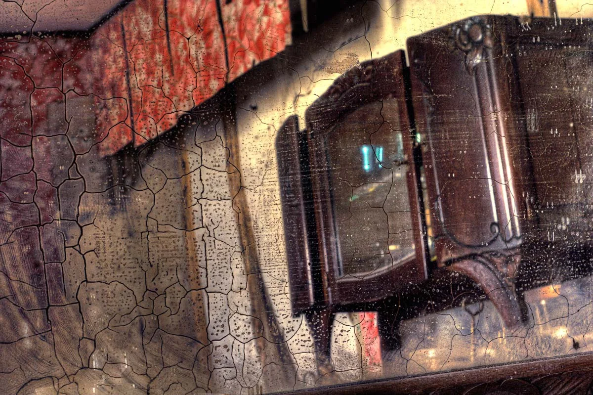 Lieux abandonnés - Ferme oubliée - Reflet de meuble