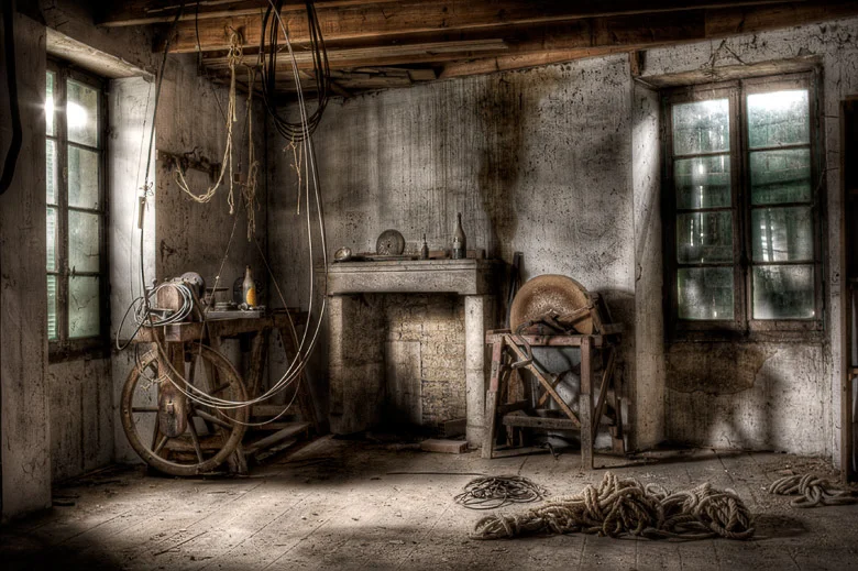 Lieux abandonnés - Atelier de menuisier - meule à aiguiser