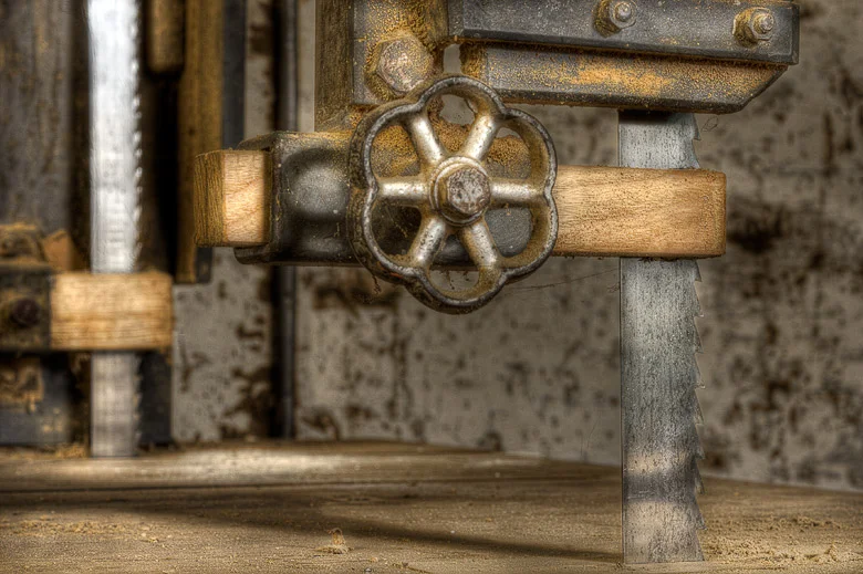 Lieux abandonnés - Atelier de menuisier - scie à ruban