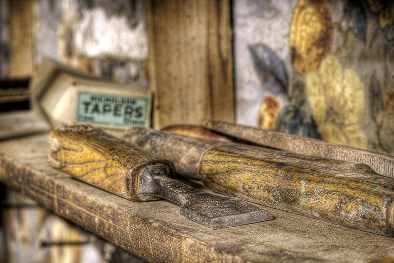 Lieux abandonnés - Atelier de menuisier - ciseau à bois