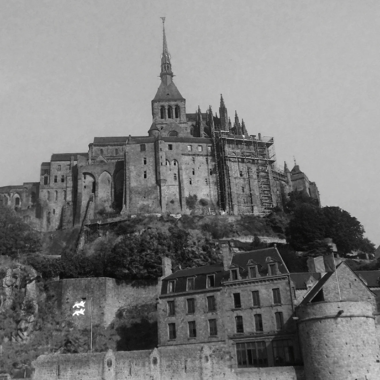 MOUNT SAINT MICHEL Arcanjo Miguel tem sido a energia que me guia. Uma espécie de amigo orientador invisível. E o Monte é parte desta minha conversa com ele. Em 2013 estive na França e em 2015 descobri que existem mais 6 locais, Abadias Monte Saint Michel, no mundo, as quais estão localizadas, geograficamente em linha reta. Estudo isso constantemente, pois pretendo tornar este caminho, uma das viagens dos vórtices de energia, os quais pesquiso e presencio.