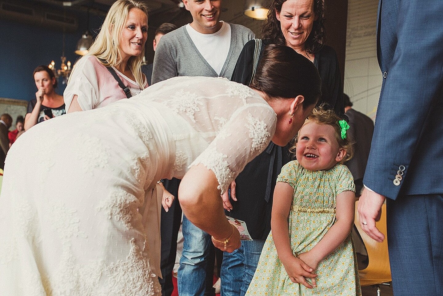 Kinderen brengen op een bruiloft altijd leuke momenten met zich mee. #trouwenin2024 #trouwfotograaf #trouwfotografie