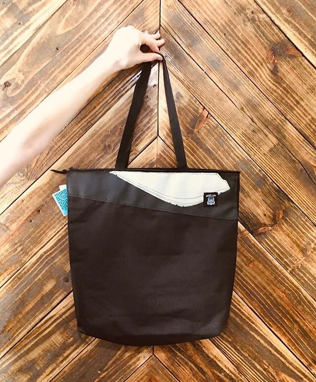 Tote-ally!! I like making clean looking bags on the outside with a flashy inside! 1 of 1. $55 dm me if your interested!! #totes #custombag #totesmagoats #onusartprojects #flashy #itstheinsidethatcounts #bags #handmade