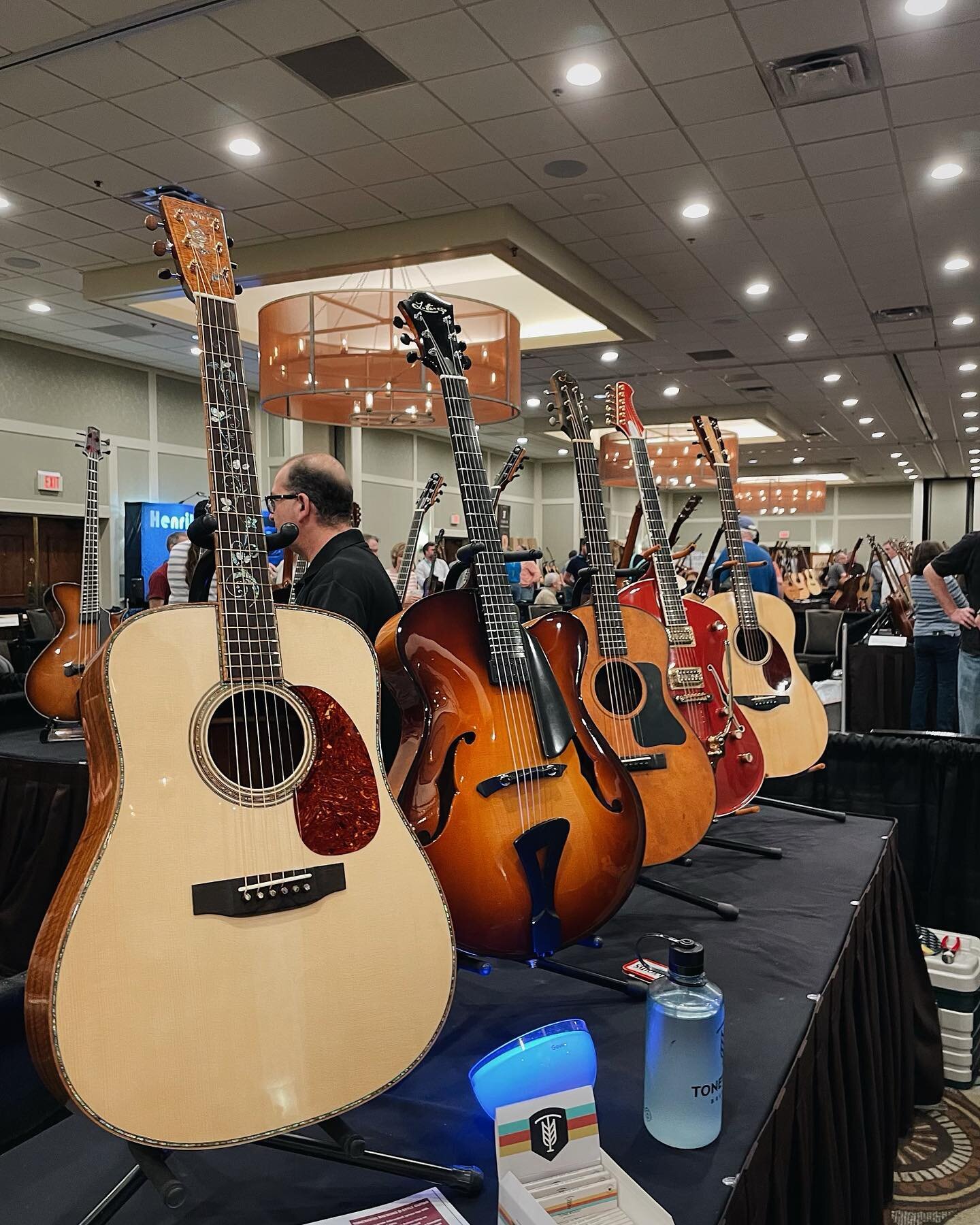 I had such a great time seeing friends and meeting new people while showing my guitars at the Artisan Guitar Show this weekend. Thank you to Eli at @tonewoodbrewing for the friendship and John at @artisanguitarshow. It was an honor to be among such g