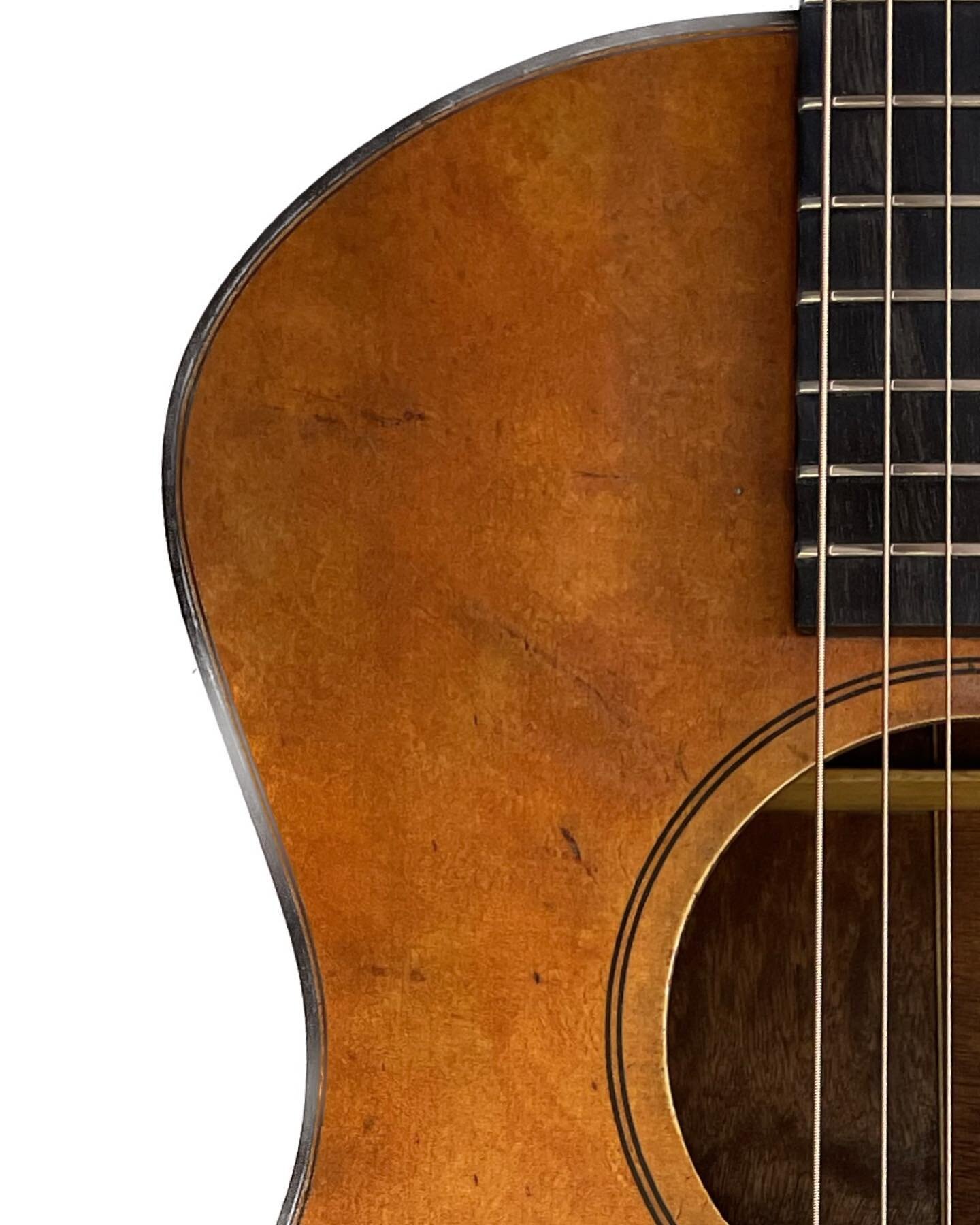 Close ups of LZ0013 relic. This guitar captures the look, sound, feel, and vibe of the small bodied 1930&rsquo;s instruments made in Kalamazoo. 
Features &ldquo;Raindrop&rdquo; Sapele back and sides, Adirondack spruce top, ebony fingerboard and bridg