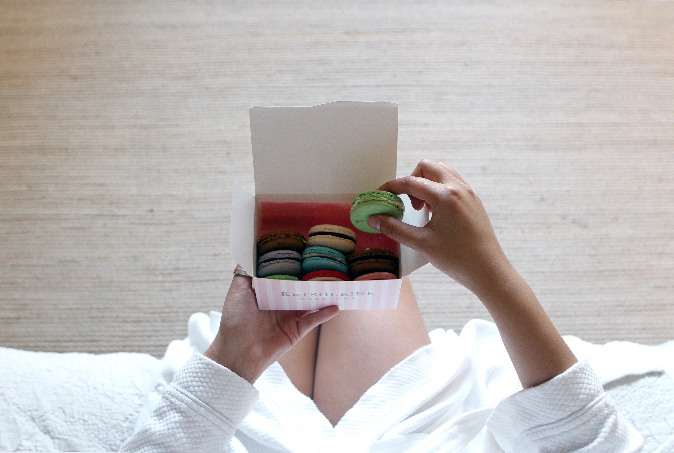 Ketsourine macarons in bed