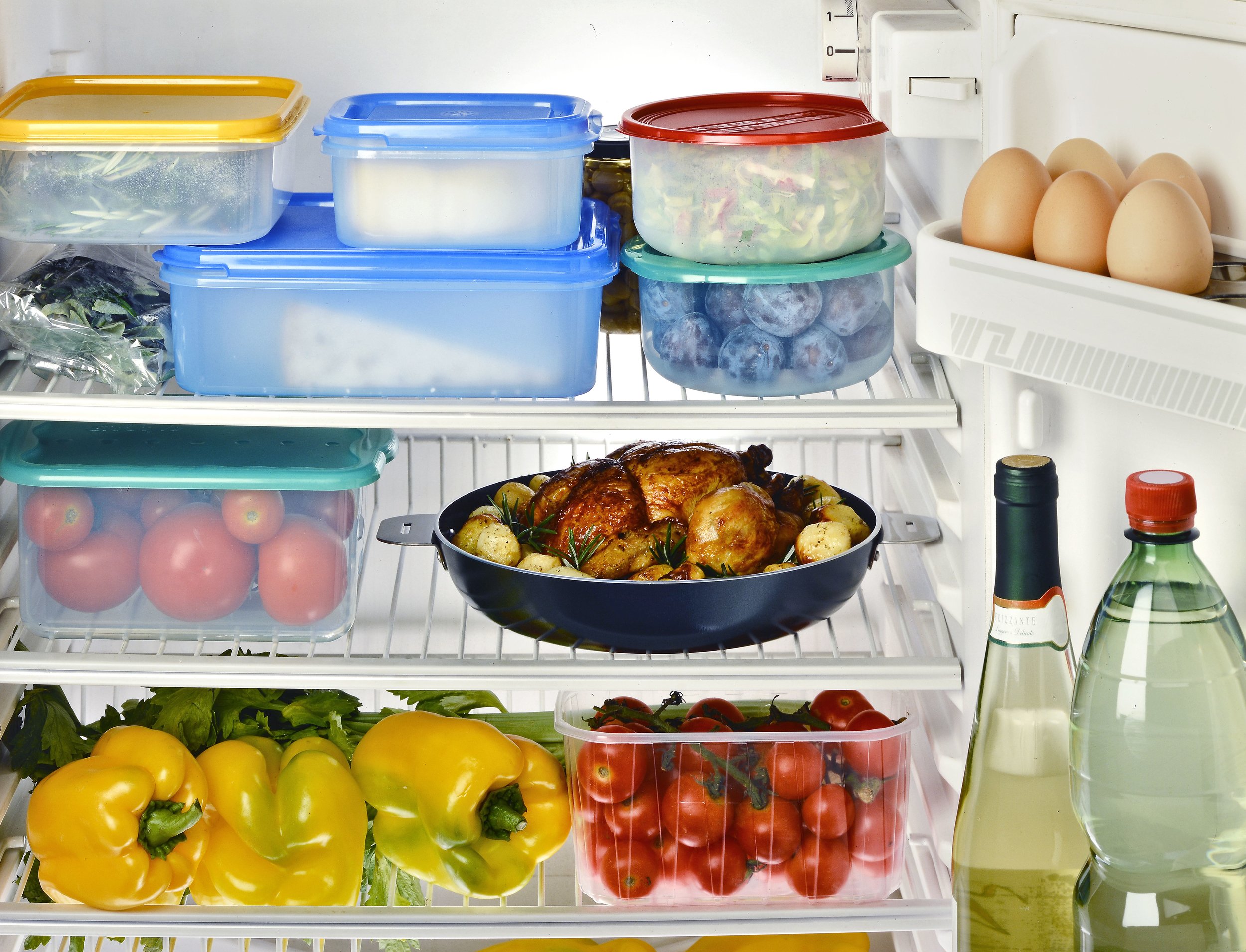 В холодильнике есть мясо. Проддуктыв холодильнике. Холодильник с продуктами. Хранение продуктов. Холодильник с едой.