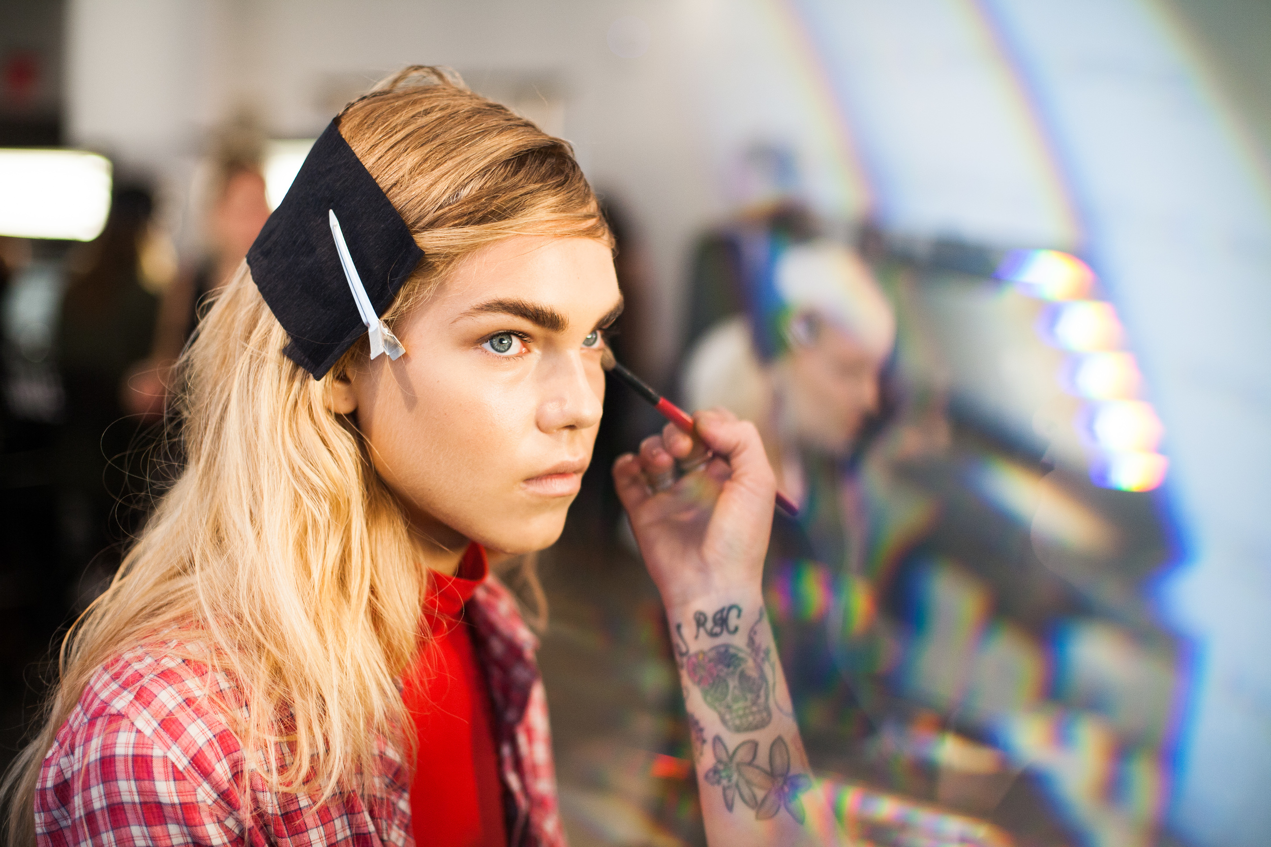 WES GORDON (Photo: Maybelline): Makeup artist Dominique Samuel added definition to the models’ dewy, fresh faces with Maybelline Brow Drama Sculpting Brow Mascara.