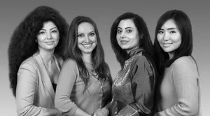 DE GAUCHE À DROITE : AZITA MAGHSOUDI, KARLA LAILHACAR, TARGOL SAEEDZADEH ET YOLANDA CUI