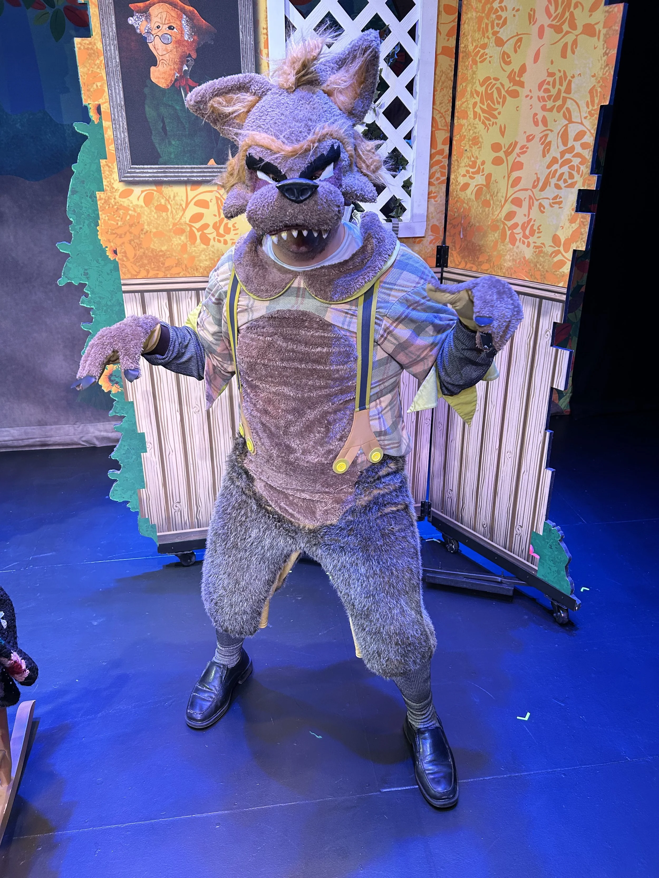 El Lobo en Teatro SEA's "La Verdadera Historia de Caperucita Roja"