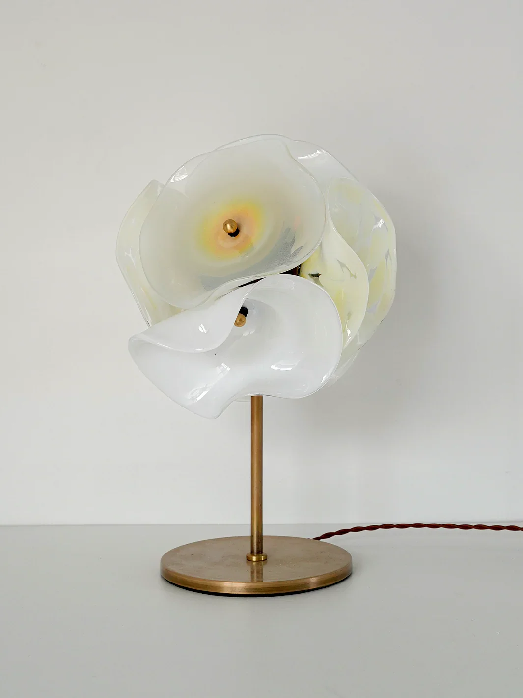 LW_Petal_TableLamp_white.webp