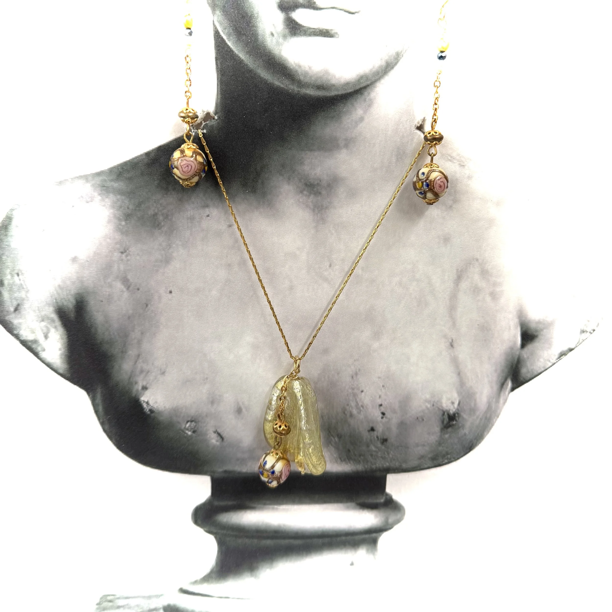 23. Maria Leoni - Wedding cake 1920 bead in a 1930 Murano bead cupped petal - Necklace