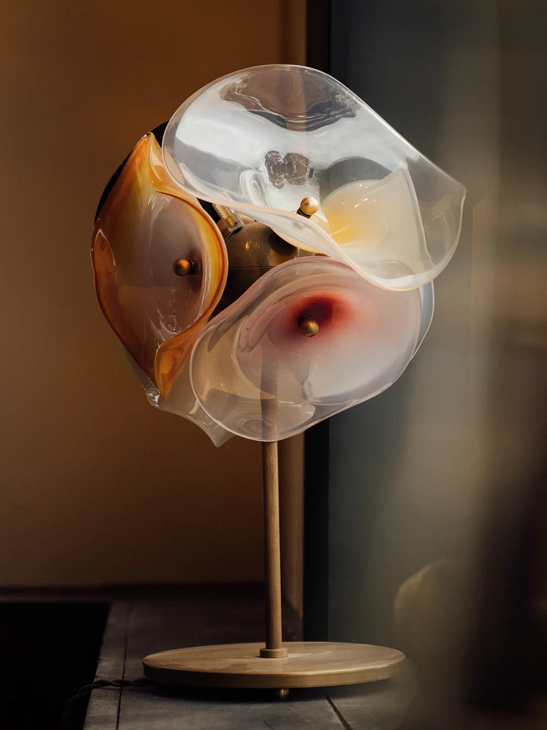 LW_Petal_TableLamp_Golden.webp