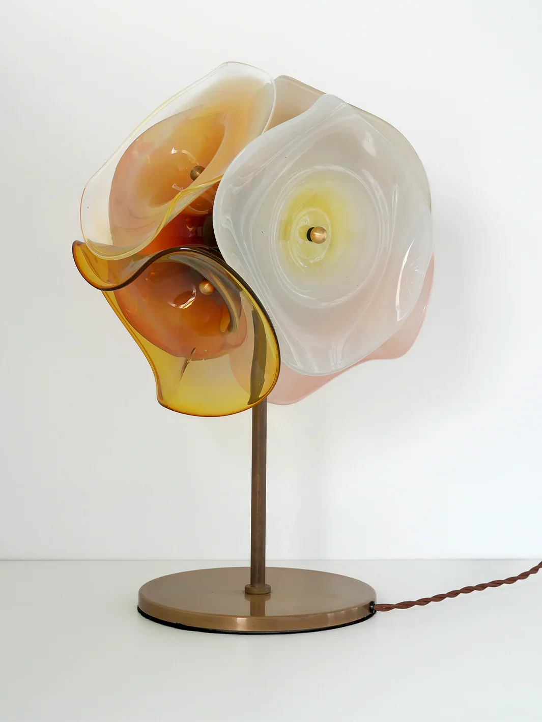 LW_Petal_TableLamp_Golden_3.webp