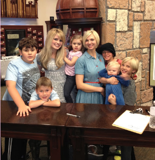  Lyndsi with fellow musician Mindy Gledhill and their kids
