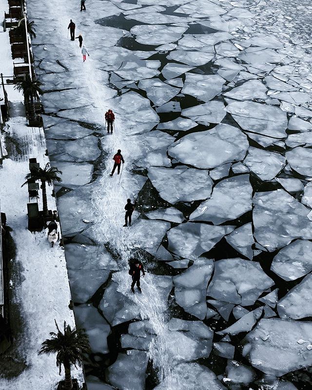 Skating on thin ice. Would you? .
.
.
.
.
.
#stockholm #visitstockholm #winter #winterwonderland #iceskating #l&aring;ngf&auml;rdsskridskor #hornstull #liljeholmskajen #vscocam #livingontheedge #freezing #scandinavia #visitscandinavia #adventure #swe