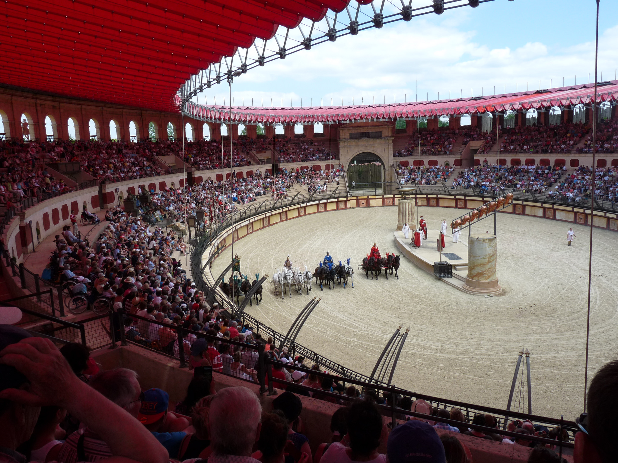Le parc à thème numéro un dans le monde est- Puy du Fou