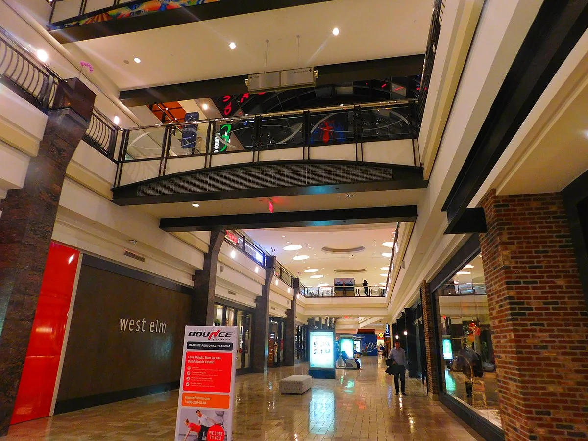 Tysons_Corner_Station_(21510261254).jpg